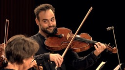 Musiker:innen des WDR SInfonieorchesters spielen das Streichquintett Nr. 2 in c-Moll
