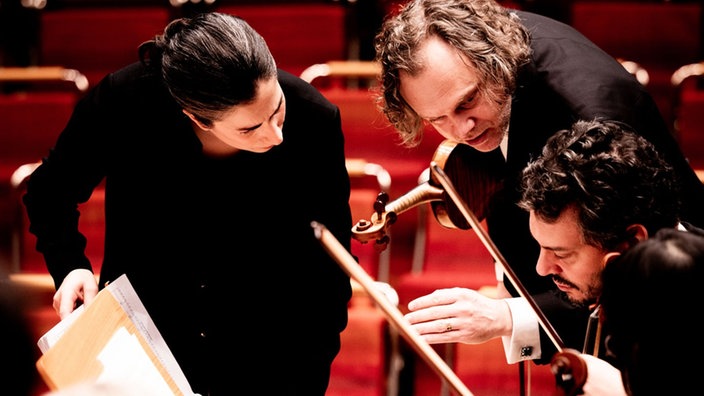 Chefdirigentin Marie Jacquot im Gespräch mit Musikern des WDR Sinfonieorchesters