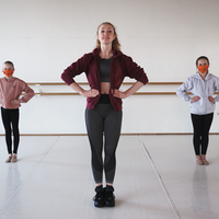 drei Tänzerinnen der Ballettschule im Hofgarten Lohmar erklären den Maustanz