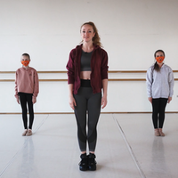 drei Tänzerinnen der Ballettschule im Hofgarten Lohmar erklären den Maustanz