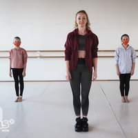 drei Tänzerinnen der Ballettschule im Hofgarten Lohmar erklären den Maustanz