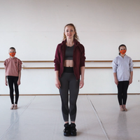 drei Tänzerinnen der Ballettschule im Hofgarten Lohmar erklären den Maustanz