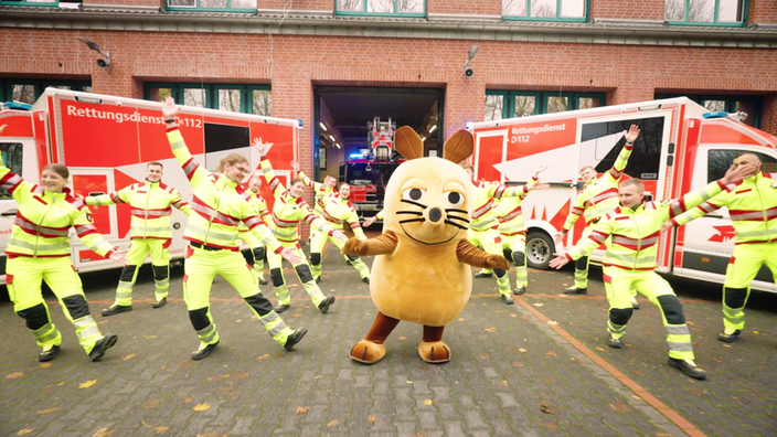 Die Maus tanzt gemeinsam mit Rettungskräften der Feuerwehr Köln