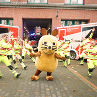 Die Maus tanzt gemeinsam mit Rettungskräften der Feuerwehr Köln