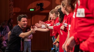 André Gatzke mit Kindern im Funkhaus Köln