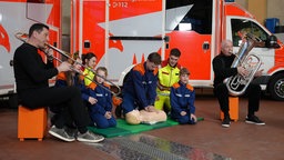 Fred Deitz und Hans Nickel begleiten einen Rettungssanitäter bei der Herzdruckmassage