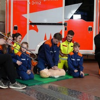 Fred Deitz und Hans Nickel begleiten einen Rettungssanitäter bei der Herzdruckmassage