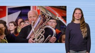 Hans Nickel bmit seiner Tuba, im Vordergrund eine Gebärdensprachendolmetscherin