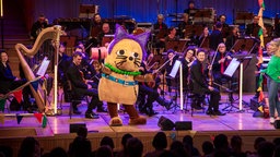 Die Maus als K-Pop Fan auf der Bühne mit dem WDR Funkhausorchester