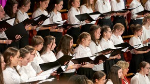 Sängerinnen eines Schulchors in der Kölner Philharmonie