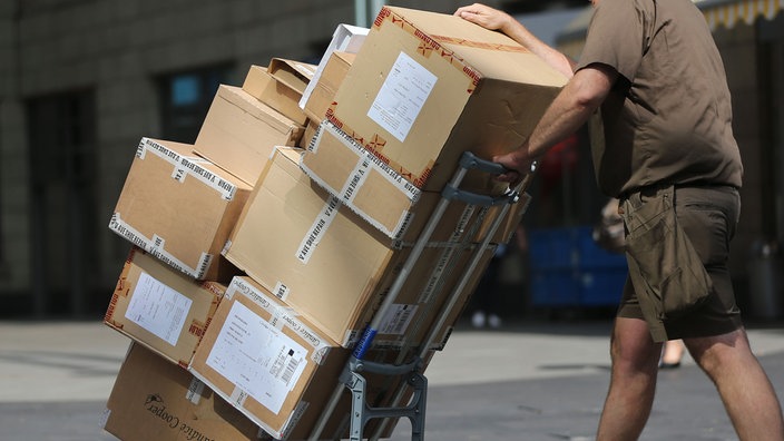 Ein Paketbote liefert Pakete aus