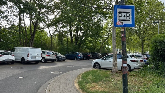 Autos auf dem Park&Ride-Parkplatz in Düsseldorf-Benrath