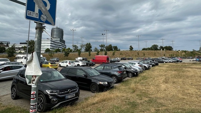 Autos auf dem Park&Ride-Parkplatz an der Pariser Straße in Düsseldorf