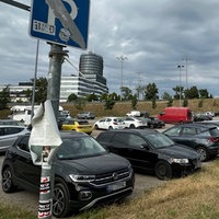 Autos auf dem Park&Ride-Parkplatz an der Pariser Straße in Düsseldorf
