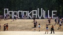 Besucher beim Parookaville vor einem Schriftzug mit dem Namen des Festivals