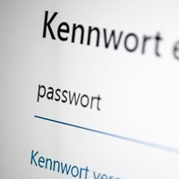 Auf einem Bildschirm wird ein Passwort gefordert
