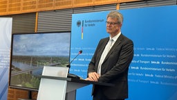 Bundesverkehrsminister Patrick Schnieder an einem Rednerpult