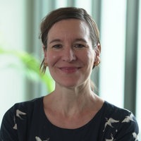 Eine Frau lächelt in die Kamera
