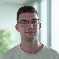 Thorben Krull Ein junger Mann mit Brille blickt in die Kamera