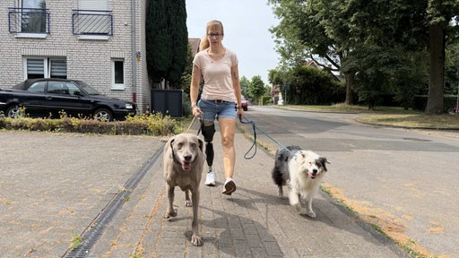 Janine Rähl geht mit zwei Hunden Gassi