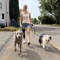 Janine Rähl geht mit zwei Hunden Gassi