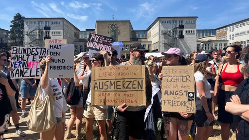 Demonstrierende mit Schildern vor der Universität zu Köln