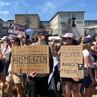 Demonstrierende mit Schildern vor der Universität zu Köln