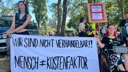 Demonstrierende mit einem Banner