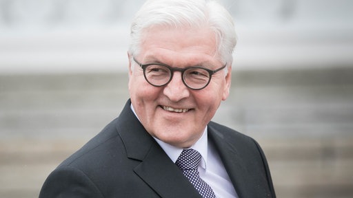 Frank-Walter Steinmeier steht an einem Rednerpult