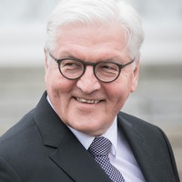 Frank-Walter Steinmeier steht an einem Rednerpult