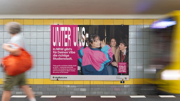 Hochschulen werben mit verschiedenen Kampagnenmotiven online und auf Plakaten fürs Studium