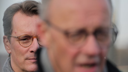 CDU-Politiker Hendrik Wüst scheint in Lauerstellung hinter Bundeskanzler Friedrich Merz