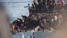 Migranten versuchen von Marokko aus in die spanische Enklave Ceuta zu gelangen