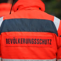 Rettungsdienst mit der Aufschrift "Bevölkerungsschutz"