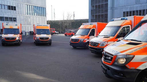Rettungswagen auf einem Parkplatz der Feuerwehr Köln