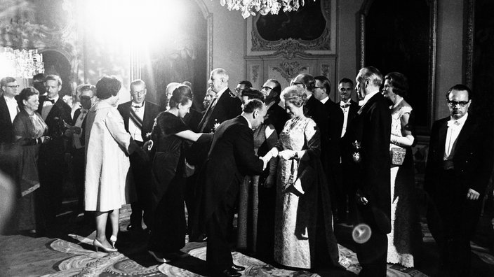 Empfang auf Schloss Brühl: Bundeskanzler Konrad Adenauer, Wilhelmine Lübke und Staatspräsident Charles de Gaulle (v.r.) während der Begrüßung der Gäste. 