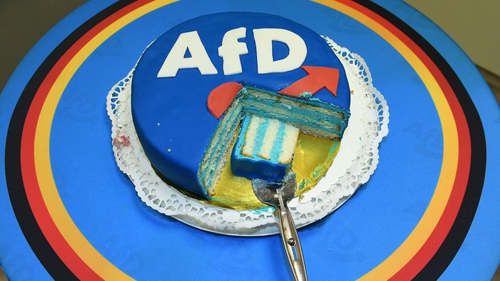 Angeschnittener Kuchen auf einer AfD-Wahlparty mit dem Logo drauf