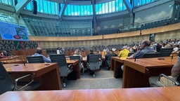 100 Anwohnende im Landtag von Nordrhein-Westfalen informieren sich über einen Neubau eines Parkhauses