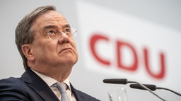Armin Laschet vor CDU-Logo