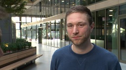 Arnim Grothe, Referent für Erneuerbare Energien beim Landesverband Erneuerbare Energien, spricht in ein WDR-Mikrofon