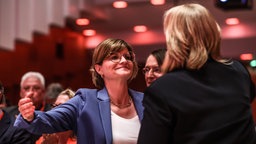 Sarah Philipp umarmt Bärbel Bas auf dem SPD-Landesparteitag