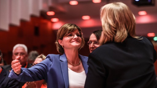 Sarah Philipp umarmt Bärbel Bas auf dem SPD-Landesparteitag