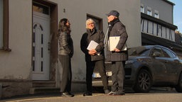 Das Ehepaar Weichert vor ihrem Grundstück in Siegburg