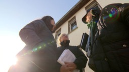 Das Ehepaar Weichert mit dem Sachverständigen Giesbert Schmitz vor ihrem Grundstück in Siegburg