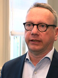 NRW-Justizminister (Grüne) Limbach bei einer Pressekonferenz in Düsseldorf