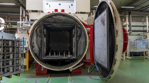 Hier einer von 9 Vakuumlötöfen im Benteler Werke jeder Ofen verbraucht 3500 Kw/h pro Arbeitsvorgang.