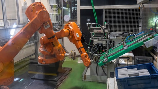 Das Benteler Werk in Lichtenau-Kleinenberg, das Unternehmen aus der Automobil Zulieferer Industrie ist sehr Energieinstensiv, hier 2 von über 300 Fertigungsrobotern, NRW, Deutschland