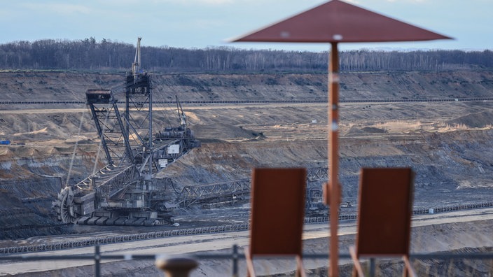 Elsdorf: Ein Bagger steht in der Nähe des Aussichtspunktes Terra Nova im Tagebau Hambach