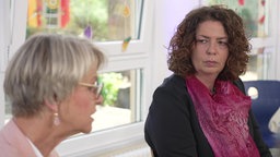 Schulleiterin Barbara Niephaus im Gespräch mit Schulministerin Dorothee Feller