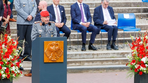 Brigadegeneral Hans-Dieter Müller beim Gelöbnis von Rekruten in Düsseldorf